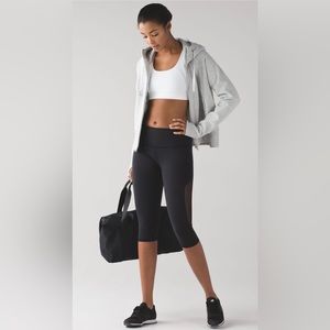 Lululemon, Reveal Crop (15"), Black, Size 6